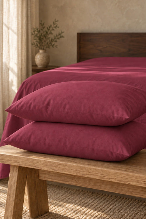 Bordo yastık kılıfı üst üste
